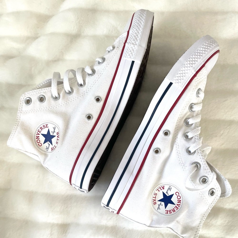 White Converse Chuck Taylor All Star Classic
High Top Sz 9